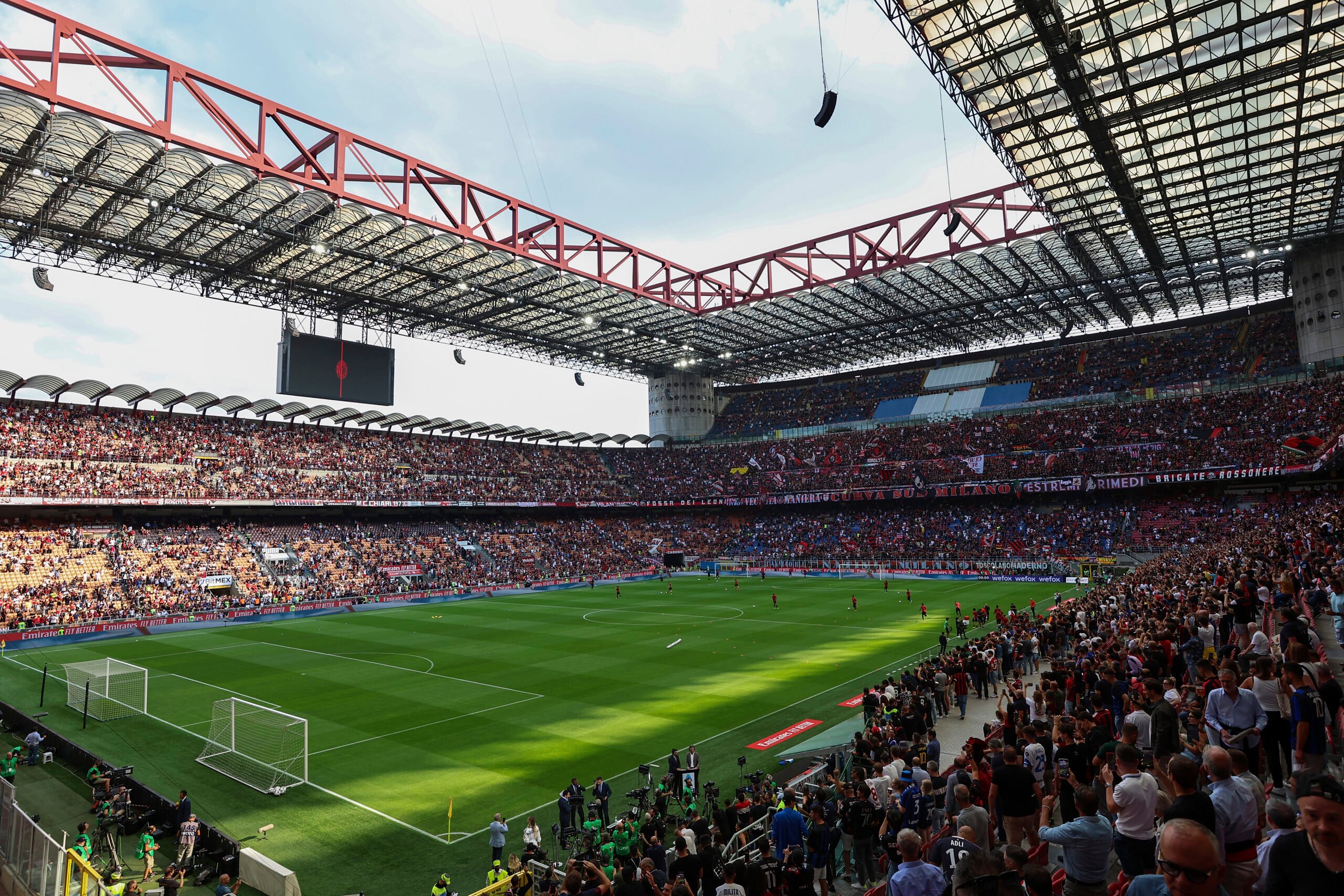 «San-Siro» tribunalaridan biriga Barezi nomi berilishi mumkin